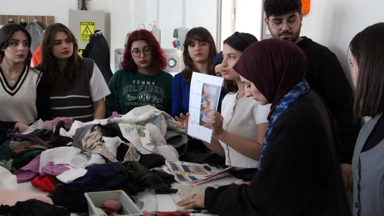 Üniversiteliler, terzilerin çöpe attığı kumaşları toplayıp, eşyalara dönüştürdü