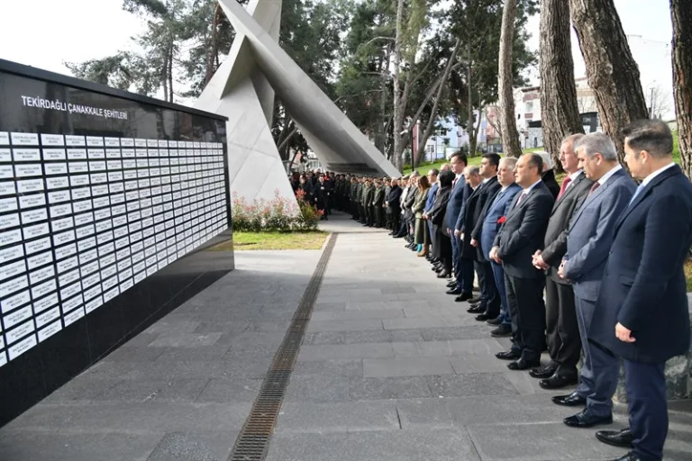 Vali Soytürk 18 Mart Şehitleri Anma Günü ve Çanakkale Zaferi’nin 109. Yıldönümü Münasebetiyle Şehitliği Ziyaret Etti