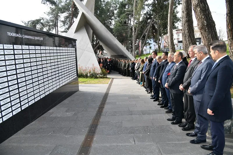 Vali Soytürk 18 Mart Şehitleri Anma Günü ve Çanakkale Zaferi’nin 109. Yıldönümü Münasebetiyle Şehitliği Ziyaret Etti Vali Soytürk 18 Mart Şehitleri Anma Günü ve Çanakkale Zaferi’nin 109. Yıldönümü Münasebetiyle Şehitliği Ziyaret Etti