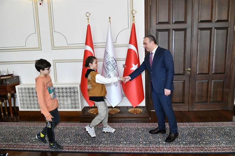 Vali Soytürk İlkokul Öğrencilerini Makamında Misafir Etti Vali Soytürk İlkokul Öğrencilerini Makamında Misafir Etti