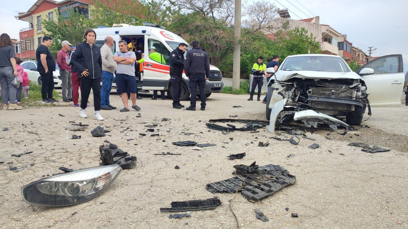 14 yaşındaki çocuk, babasından izinsiz aldığı otomobille 2 araca çarptı: 3 yaralı 14 yaşındaki çocuk, babasından izinsiz aldığı otomobille 2 araca çarptı: 3 yaralı