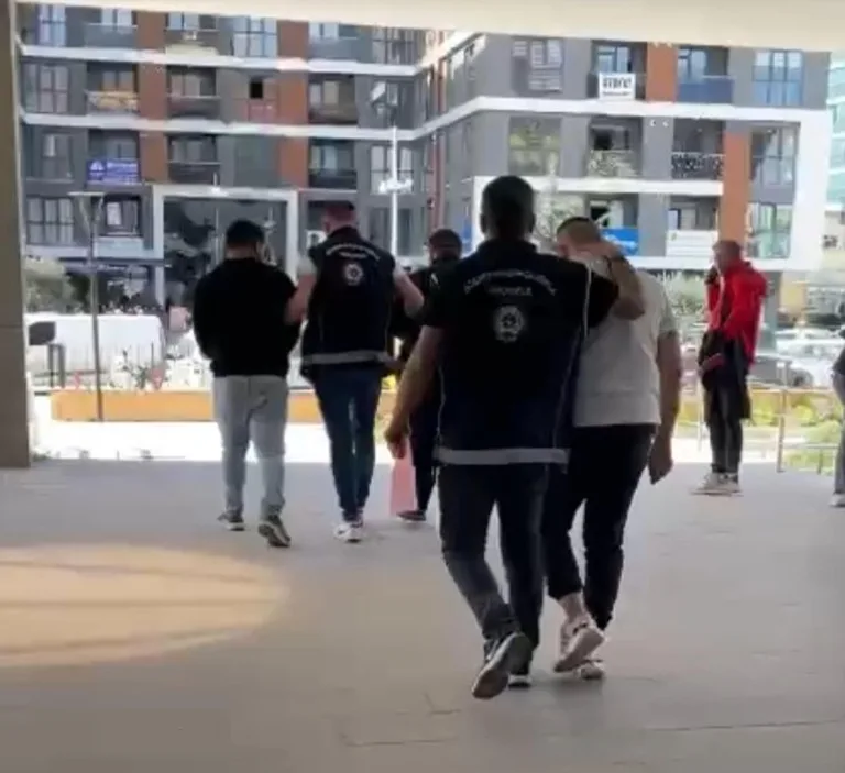 158 suçtan aranan baba ile oğlu, onları yurt dışına kaçırmaya çalışanlar yakalandı
