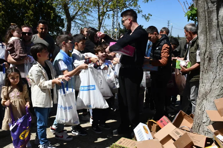 78 yıllık bayram geleneği, çocukları sevindirdi