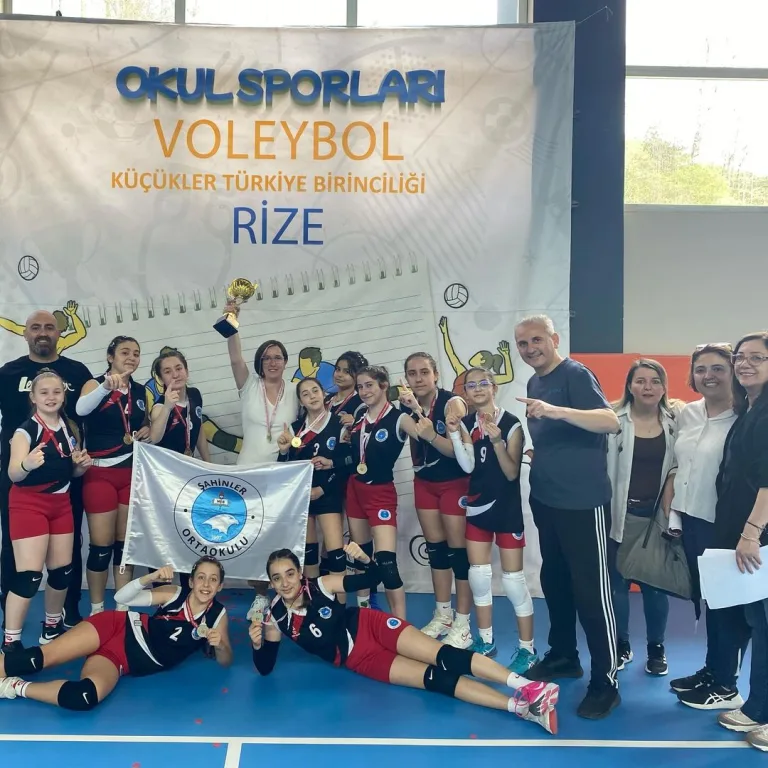 Şahinler Ortaokulu Küçük Kızlar Voleybol Takımı Türkiye Şampiyonu Oldu