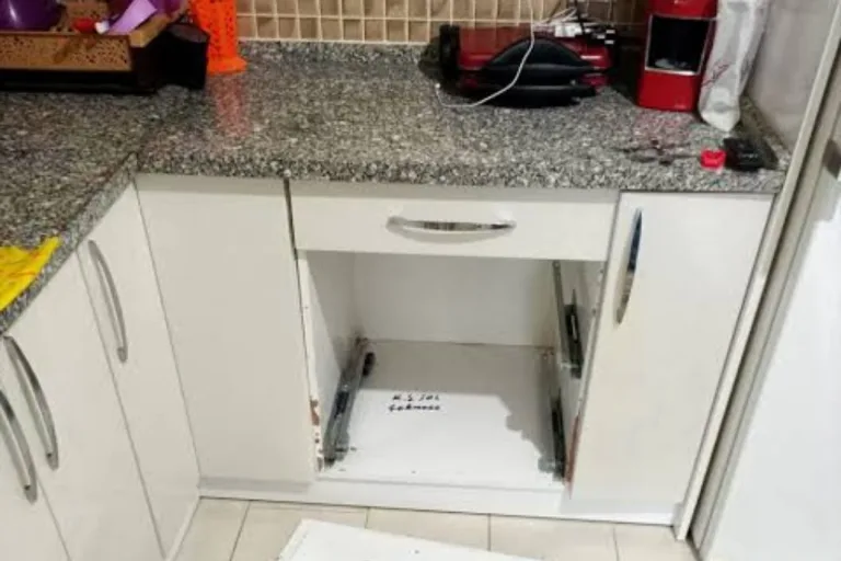 Hırsızlık Şüphelisi, Saklandığı Mutfak Dolabında Yakalandı