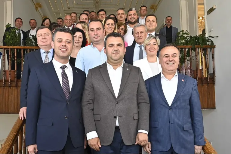 Başkan Nallar tebrikleri kabul ediyor