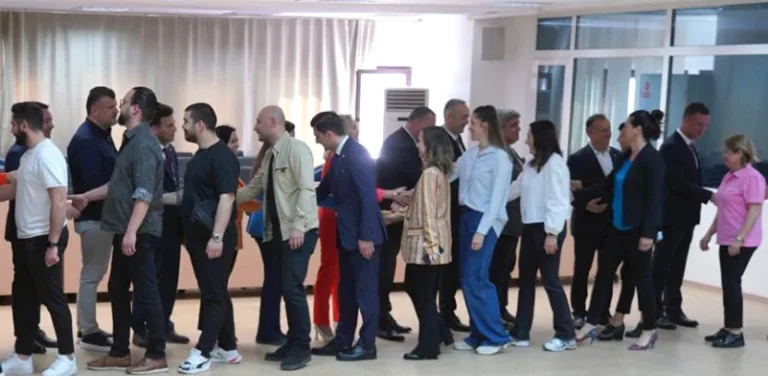 Başkan Sarıkurt ve Meclis Üyeleri Personel İle Bayramlaştı