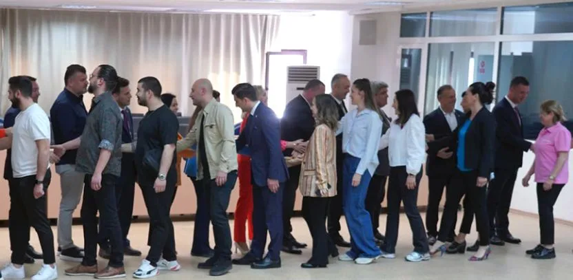 Başkan Sarıkurt ve Meclis Üyeleri Personel İle Bayramlaştı Başkan Sarıkurt ve Meclis Üyeleri Personel İle Bayramlaştı
