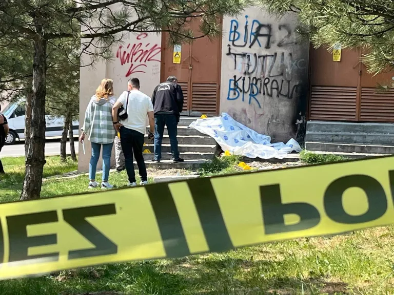 Boşanma Aşamasındaki Eşini 3 Kurşunla Öldürdü: Gözyaşlarıyla Defnedildi