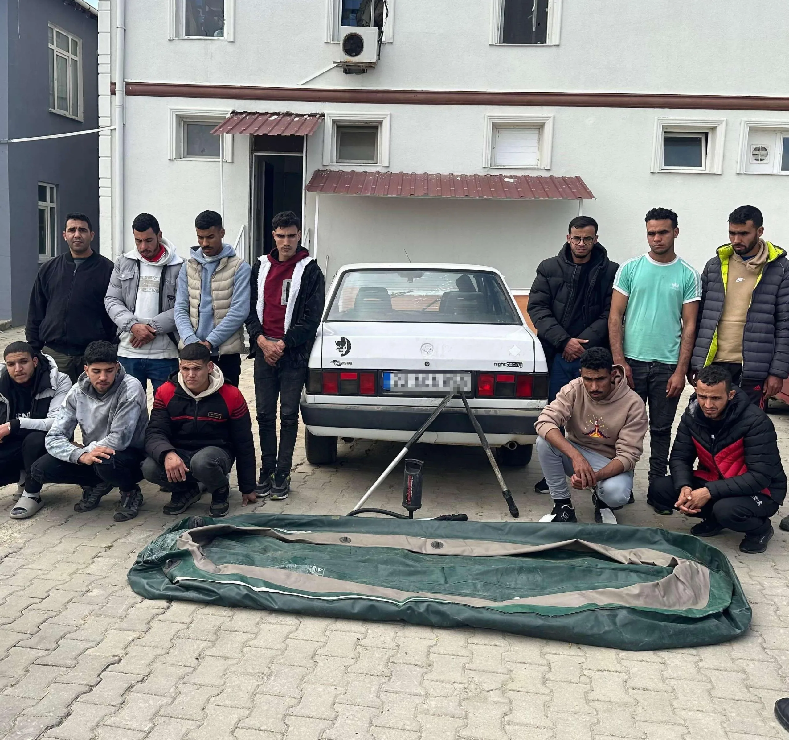 Bot ile Yunanistan’a gitmeye çalışan 15 göçmen ile 2 organizatör yakalandı Bot ile Yunanistan’a gitmeye çalışan 15 göçmen ile 2 organizatör yakalandı