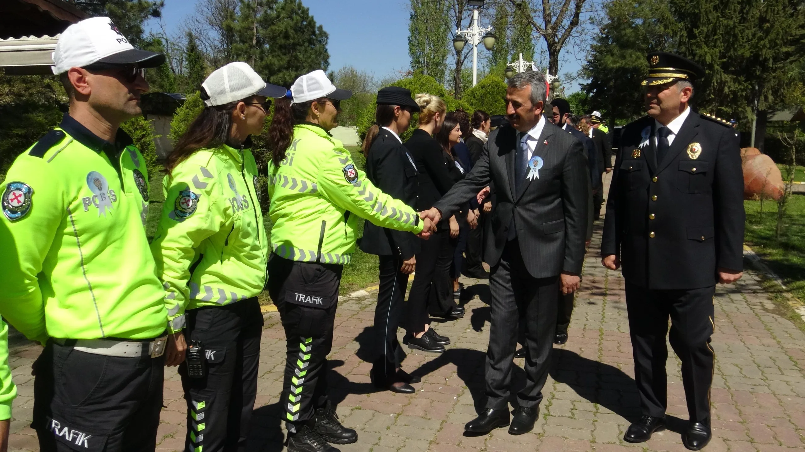 Edirne Valisi Sezer: Polis teşkilatı söylenecek sözlerin kifayetsiz kaldığı teşkilattır Edirne Valisi Sezer: Polis teşkilatı söylenecek sözlerin kifayetsiz kaldığı teşkilattır