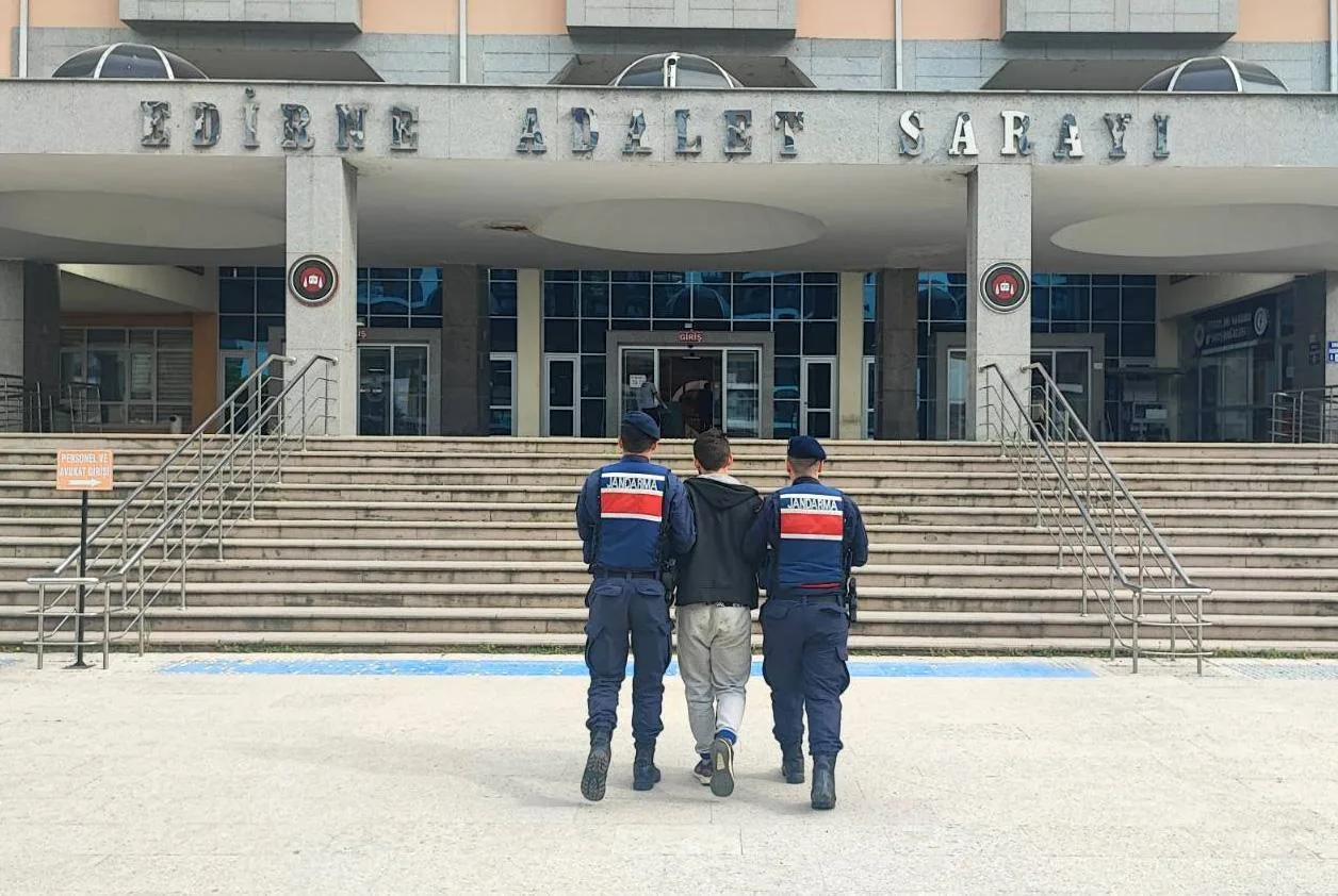 Edirne’de 15 ayrı suçtan aranan şüpheli, Bulgaristan’a kaçarken yakalandı Edirne’de 15 ayrı suçtan aranan şüpheli, Bulgaristan’a kaçarken yakalandı
