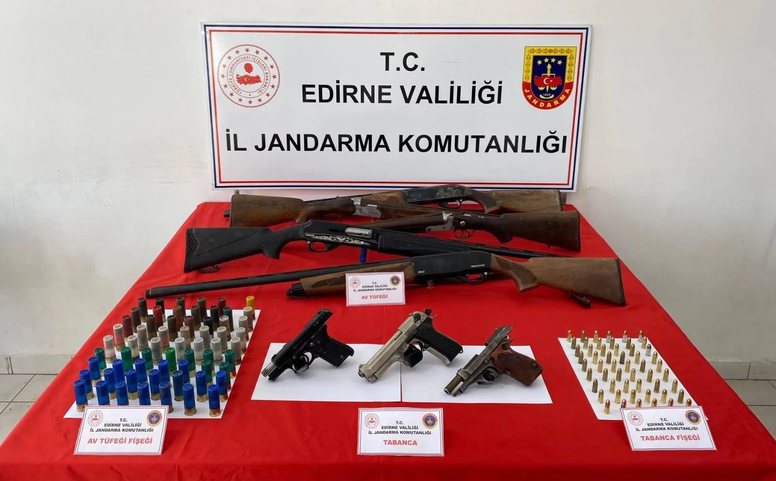 Edirne’de 2 evde çok sayıda silah ve mühimmat ele geçirildi; 2 gözaltı Edirne’de 2 evde çok sayıda silah ve mühimmat ele geçirildi; 2 gözaltı