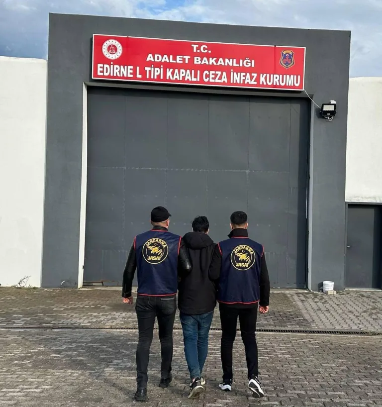 Edirne’de 20 yıl hapis cezasıyla aranan Pakistanlı yakalandı