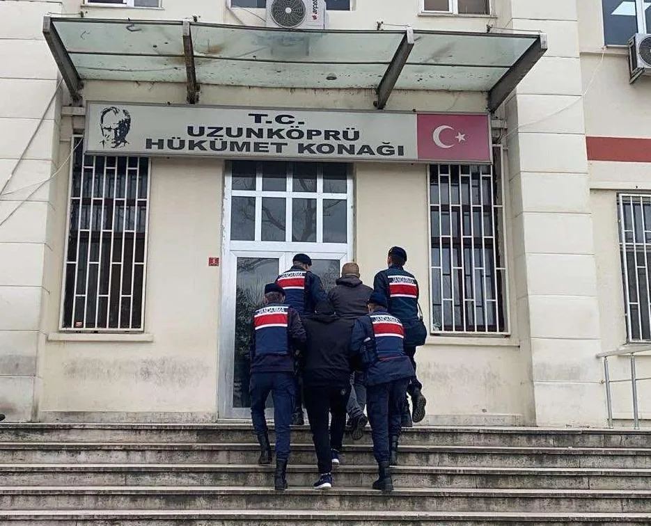 Edirne’de 3 yıl hapis cezasıyla aranan hükümlü yakalandı Edirne’de 3 yıl hapis cezasıyla aranan hükümlü yakalandı