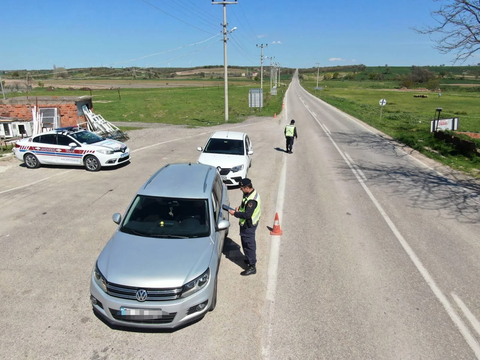 Edirne’de aracına çakar lamba takan sürücüye 2 bin 456 lira ceza Edirne’de aracına çakar lamba takan sürücüye 2 bin 456 lira ceza