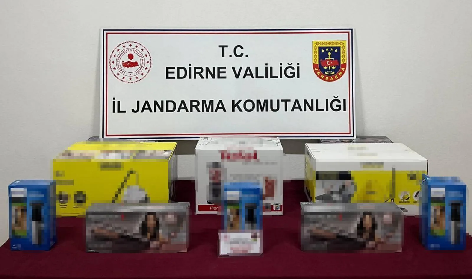Edirne’de araçta gümrük kaçağı elektronik eşyalar ele geçirildi Edirne’de araçta gümrük kaçağı elektronik eşyalar ele geçirildi
