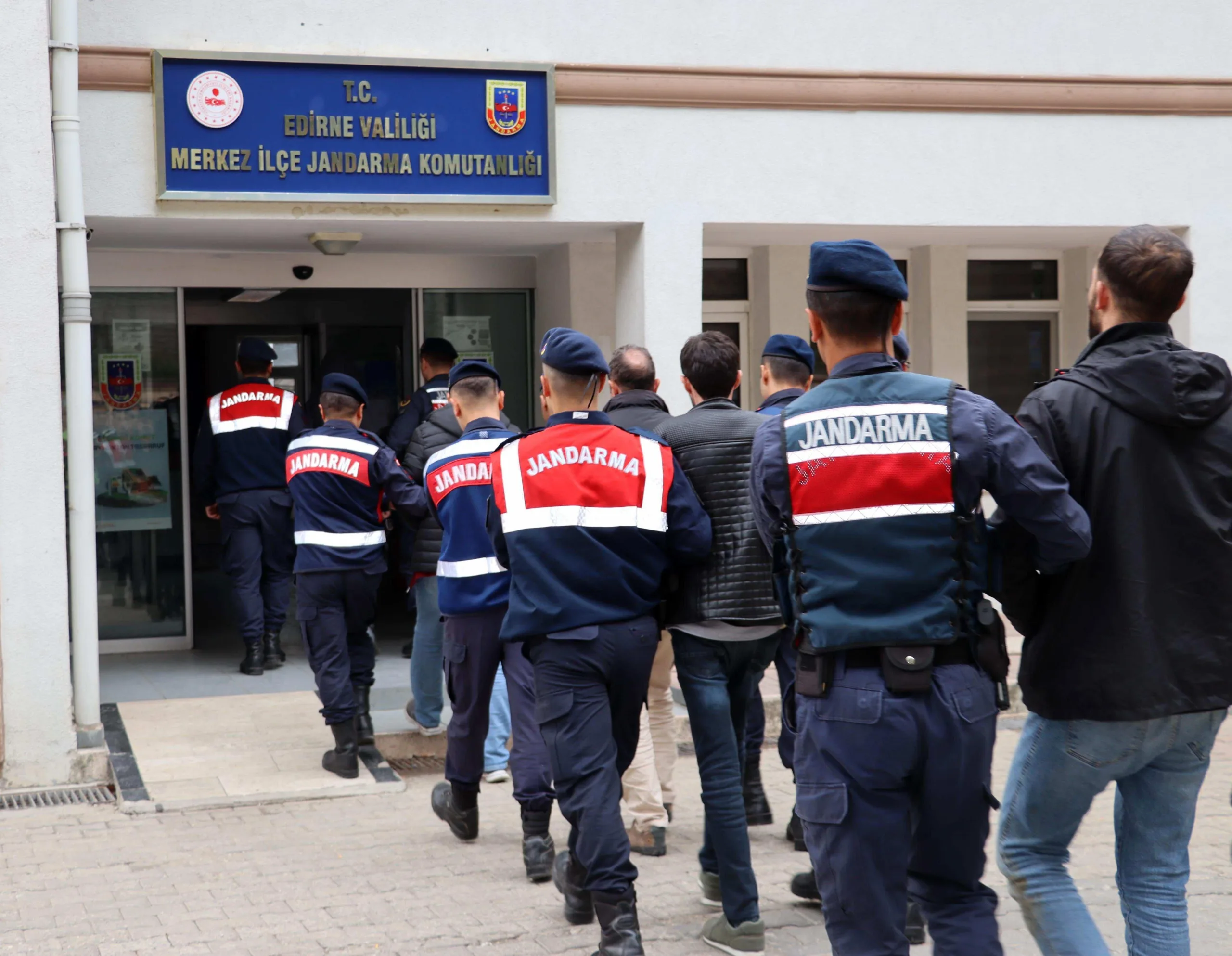Edirne’de aranma kaydı olan 136 kişi yakalandı Edirne’de aranma kaydı olan 136 kişi yakalandı