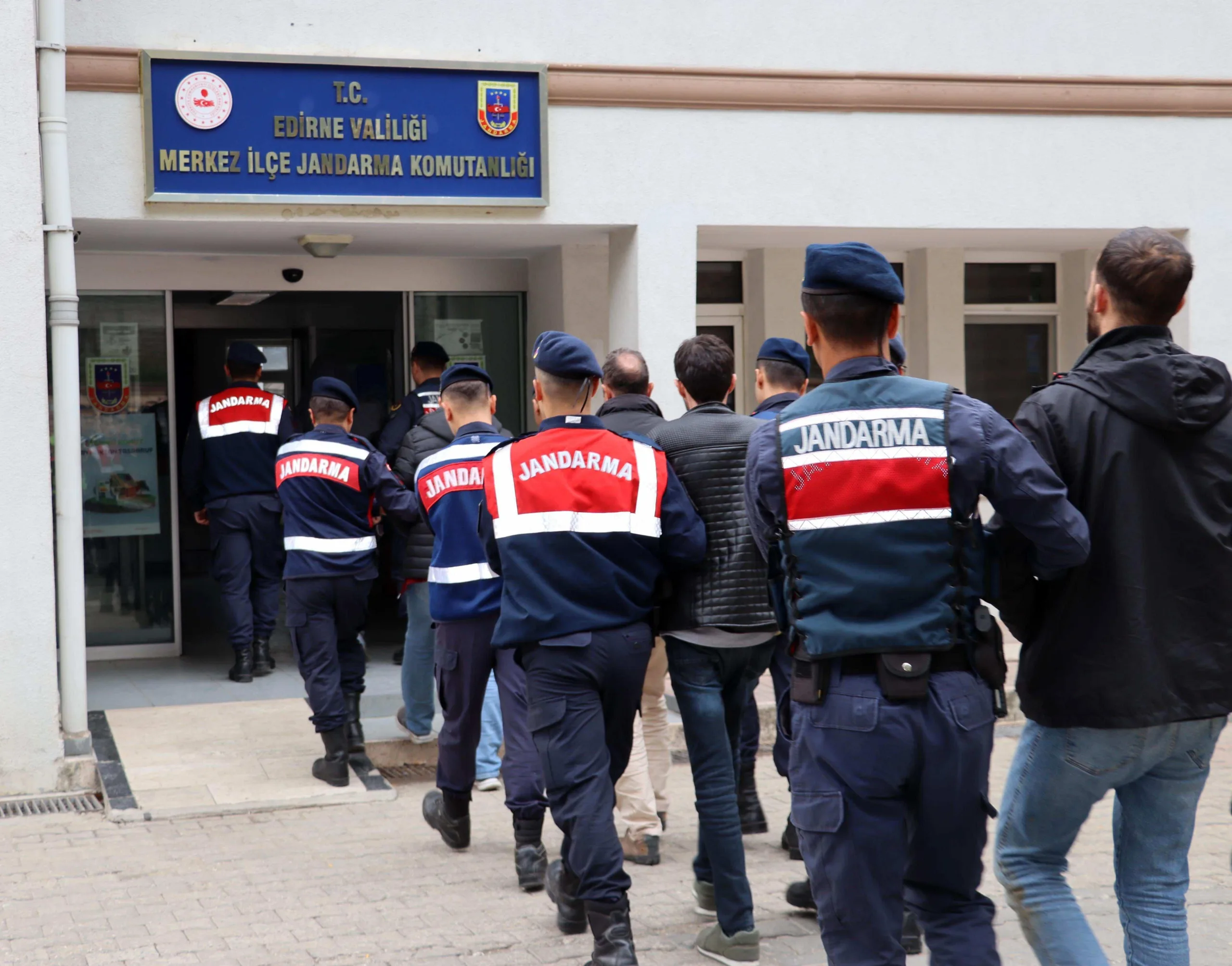 Edirne’de aranma kaydı olan 144 kişi yakalandı Edirne’de aranma kaydı olan 144 kişi yakalandı