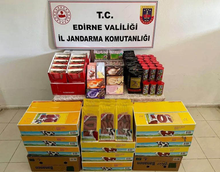 Edirne’de bir araçta çok sayıda gümrük kaçağı gıda ürünü ele geçirildi