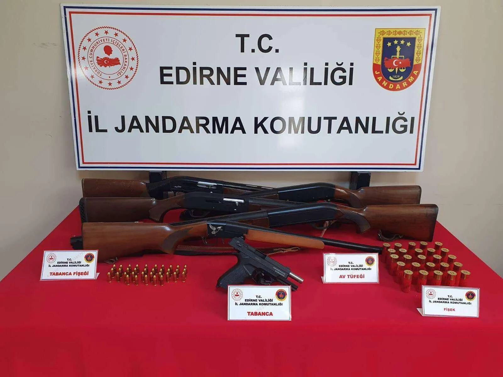 Edirne’de bir evde silah ve mühimmat ele geçirildi Edirne’de bir evde silah ve mühimmat ele geçirildi