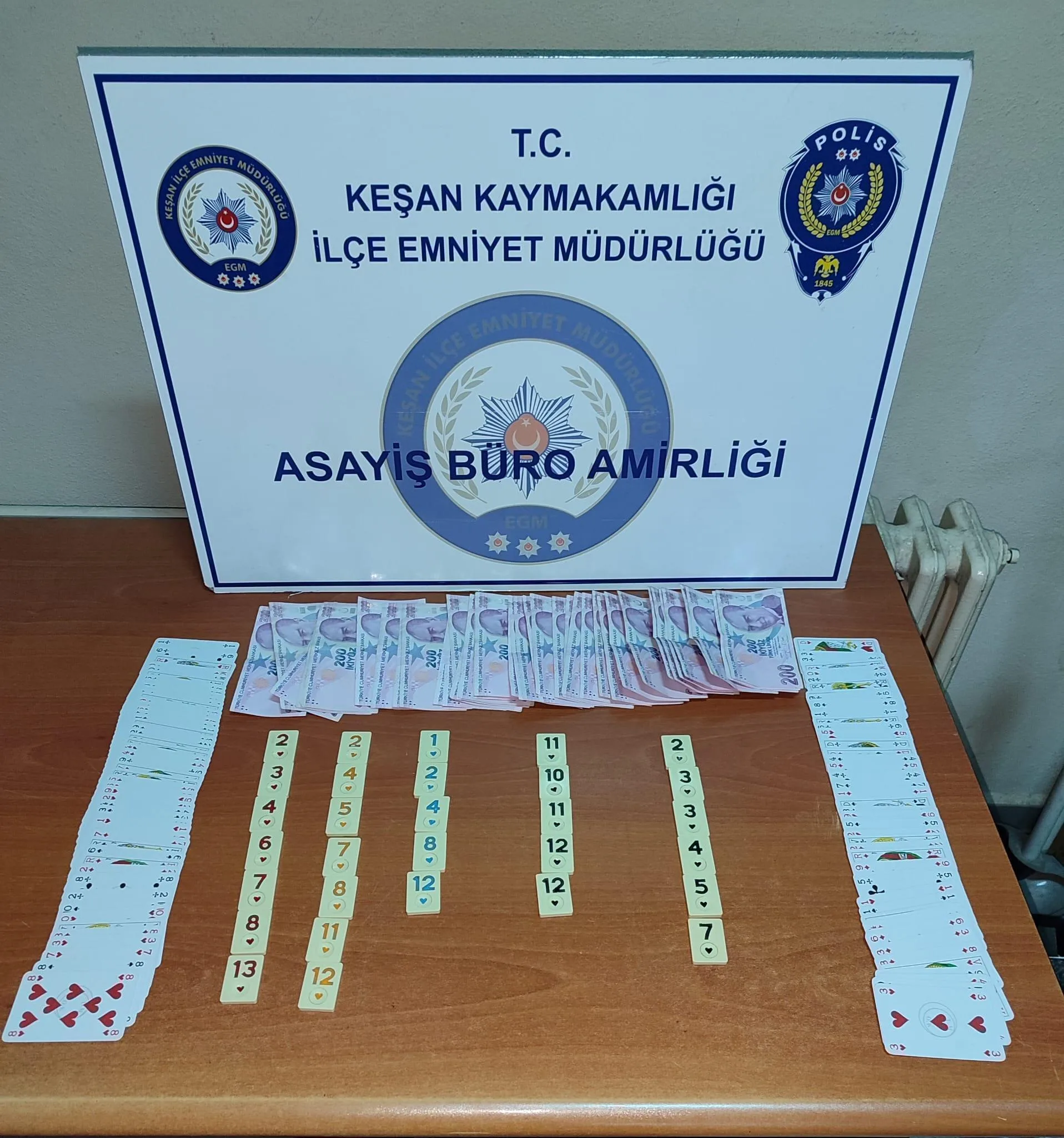 Edirne’de iş yerinde kumar oynayan 6 kişiye 38 bin 550 lira ceza Edirne’de iş yerinde kumar oynayan 6 kişiye 38 bin 550 lira ceza