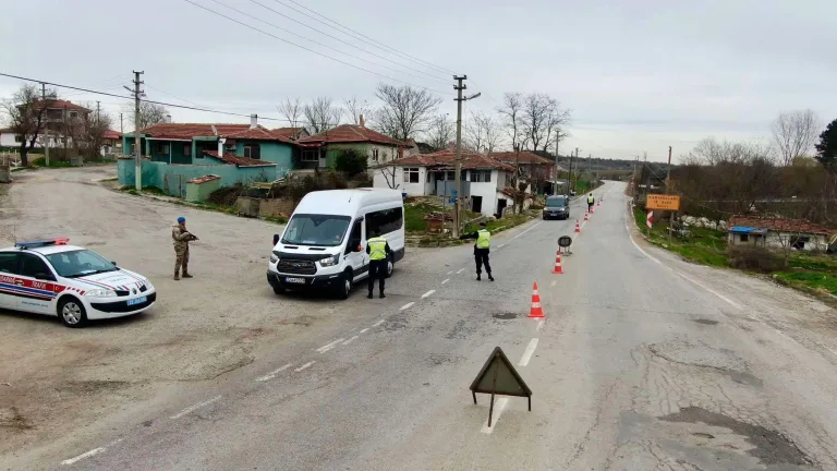 Edirne’de jandarma ekipleri dronlu trafik denetimi