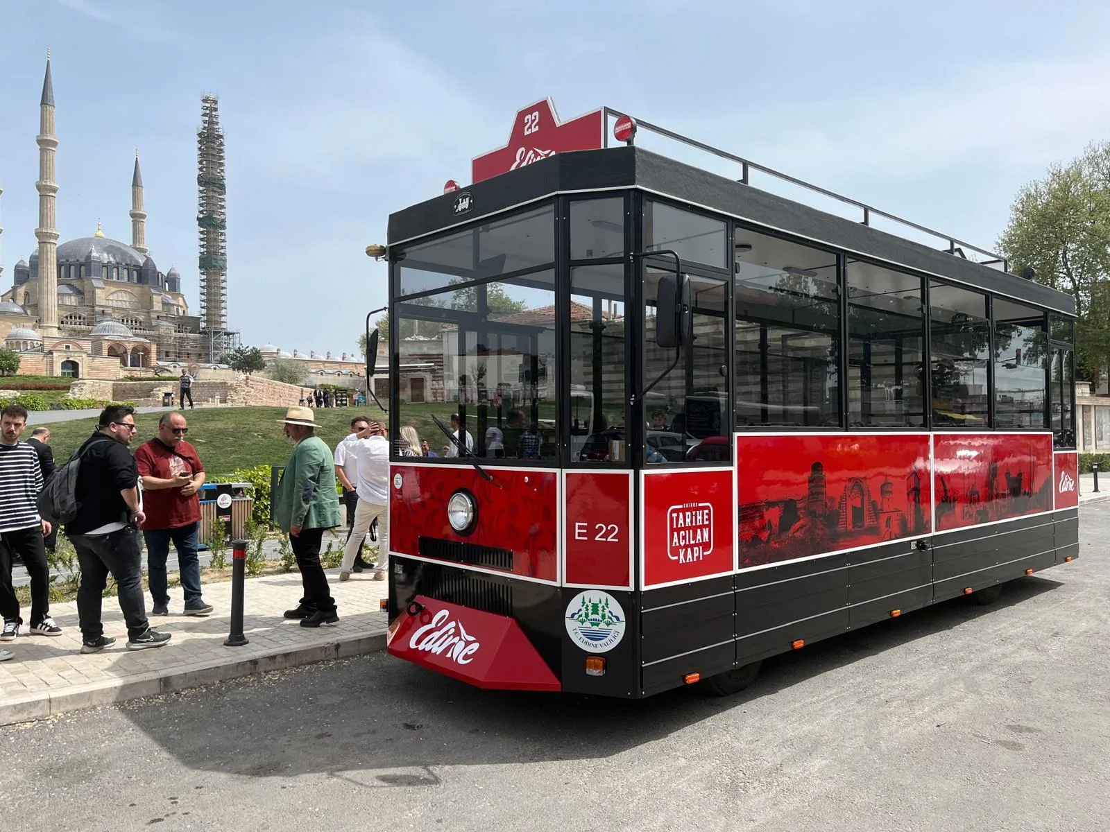 Edirne’de nostaljik tramvay görünümlü ‘Turistik Gezi Treni’ ilk seferini yaptı Edirne’de nostaljik tramvay görünümlü ‘Turistik Gezi Treni’ ilk seferini yaptı