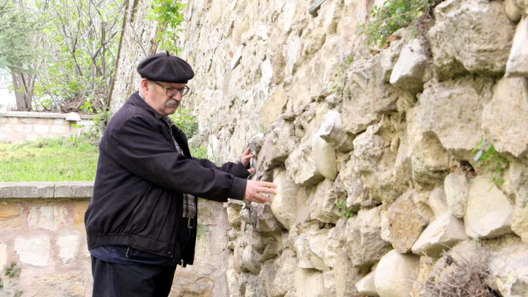 Edirne’de tarihi caminin restorasyonunda bahçe duvarlarında mezar taşı kullanılmış