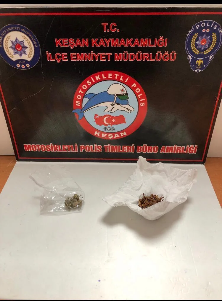 Edirne’de uyuşturucuyla yakalanan 2 şüpheliye gözaltı Edirne’de uyuşturucuyla yakalanan 2 şüpheliye gözaltı