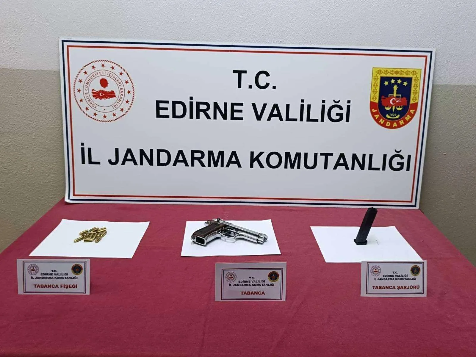 Edirne’de üzerinde silahla yakalanan şüpheliye işlem yapıldı Edirne’de üzerinde silahla yakalanan şüpheliye işlem yapıldı