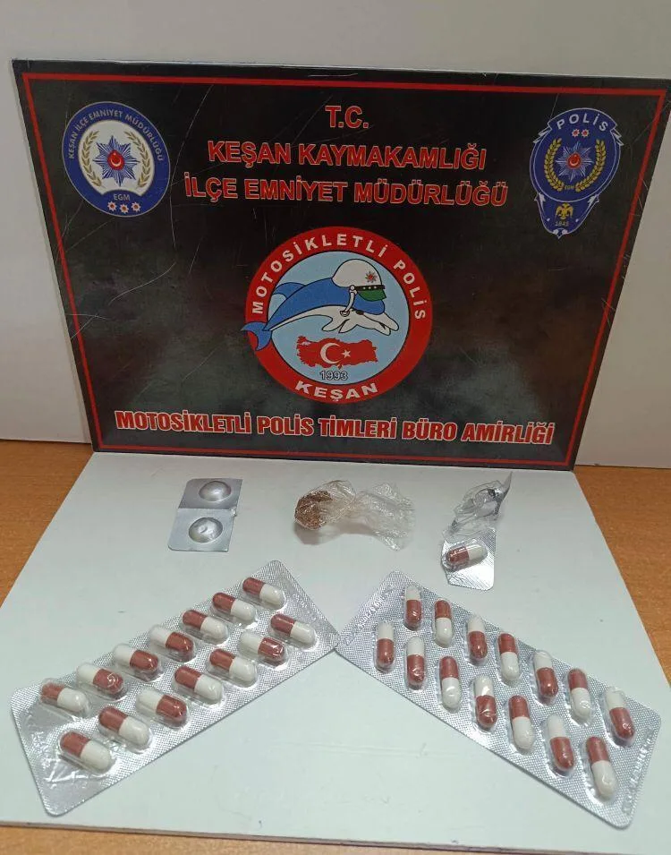 Edirne’de üzerinde uyuşturucu ele geçirilen şüpheliye gözaltı Edirne’de üzerinde uyuşturucu ele geçirilen şüpheliye gözaltı