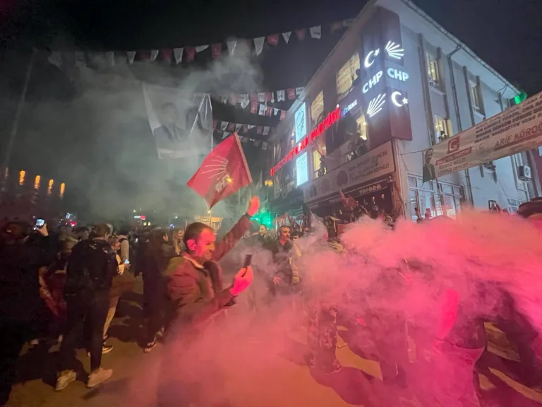 Edirne’nin ilk kadın başkanı için meşaleli kutlama