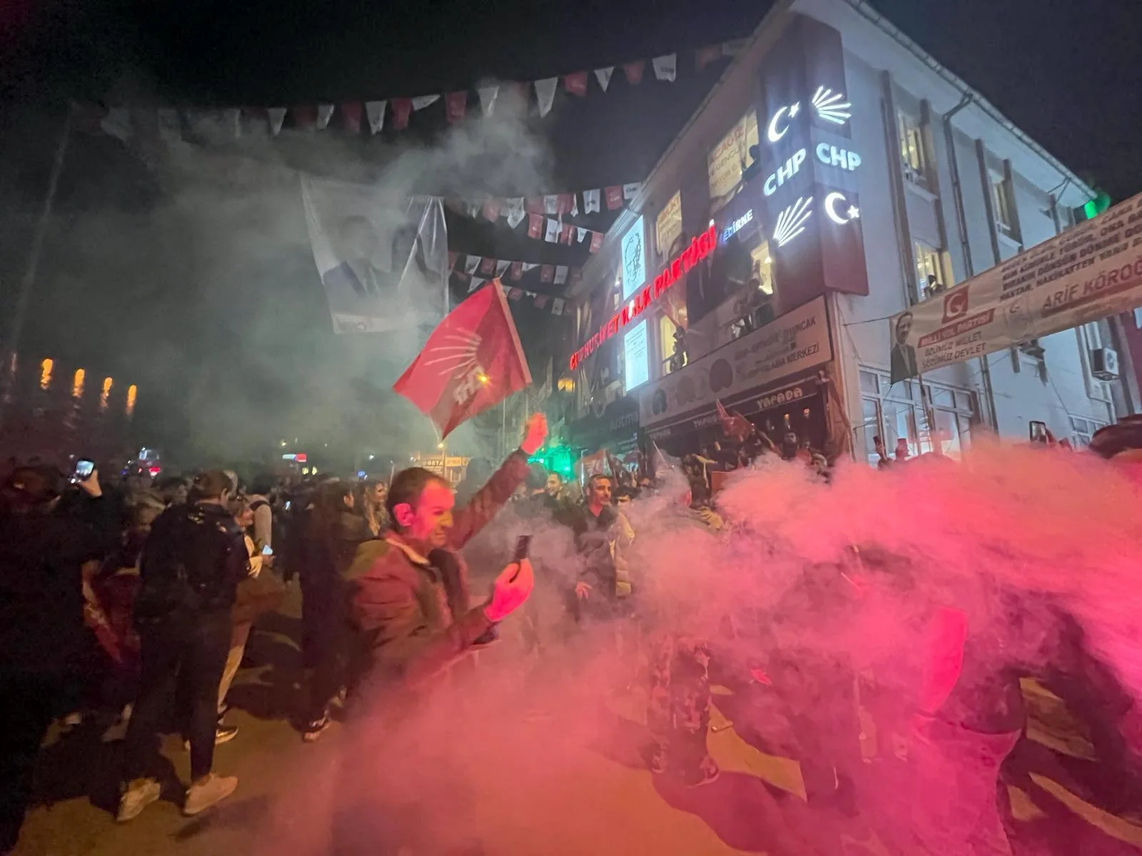 Edirne’nin ilk kadın başkanı için meşaleli kutlama Edirne’nin ilk kadın başkanı için meşaleli kutlama