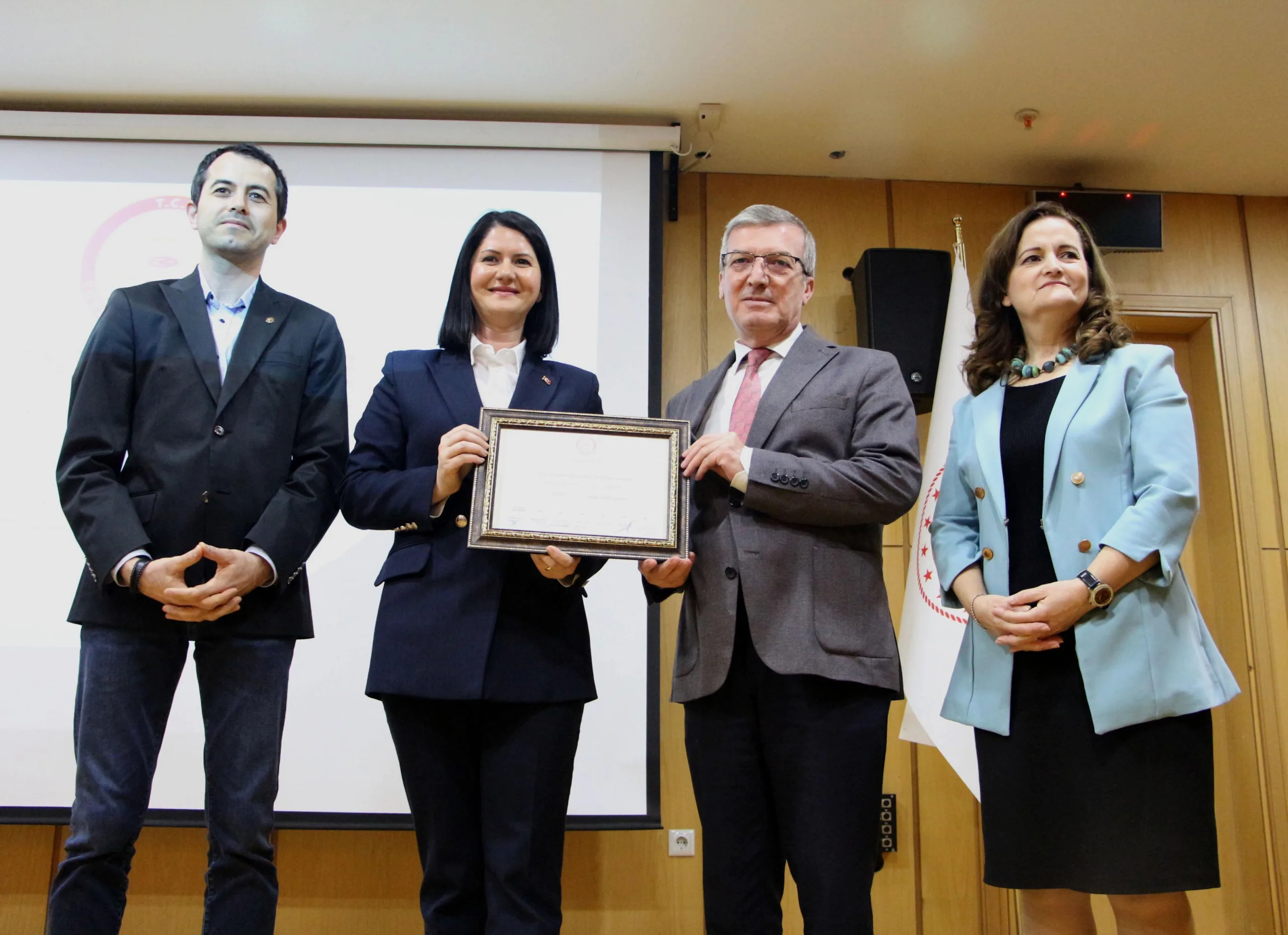 Edirne’nin ilk kadın Belediye Başkanı Filiz Gencan Akın, mazbatasını aldı Edirne’nin ilk kadın Belediye Başkanı Filiz Gencan Akın, mazbatasını aldı