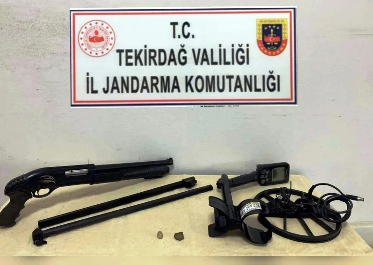 Evinde tarihi eser ve av tüfeği bulunan şüpheli gözaltında