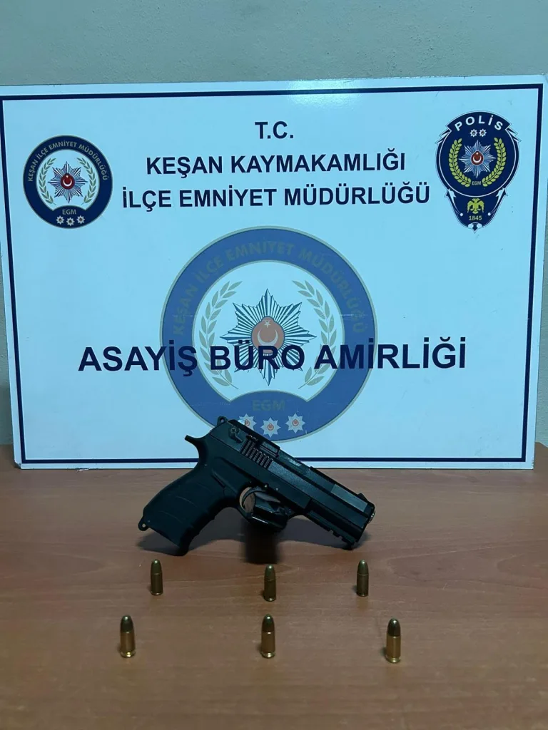 Garsonun bıçak çekip, tehdit ettiği müşteri iş yerinde silahla ateş açtı; 2 gözaltı
