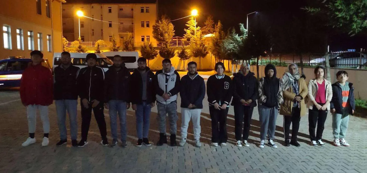 Hafif ticari araçtaki 13 kaçak göçmen ile 1 organizatör yakalandı Hafif ticari araçtaki 13 kaçak göçmen ile 1 organizatör yakalandı