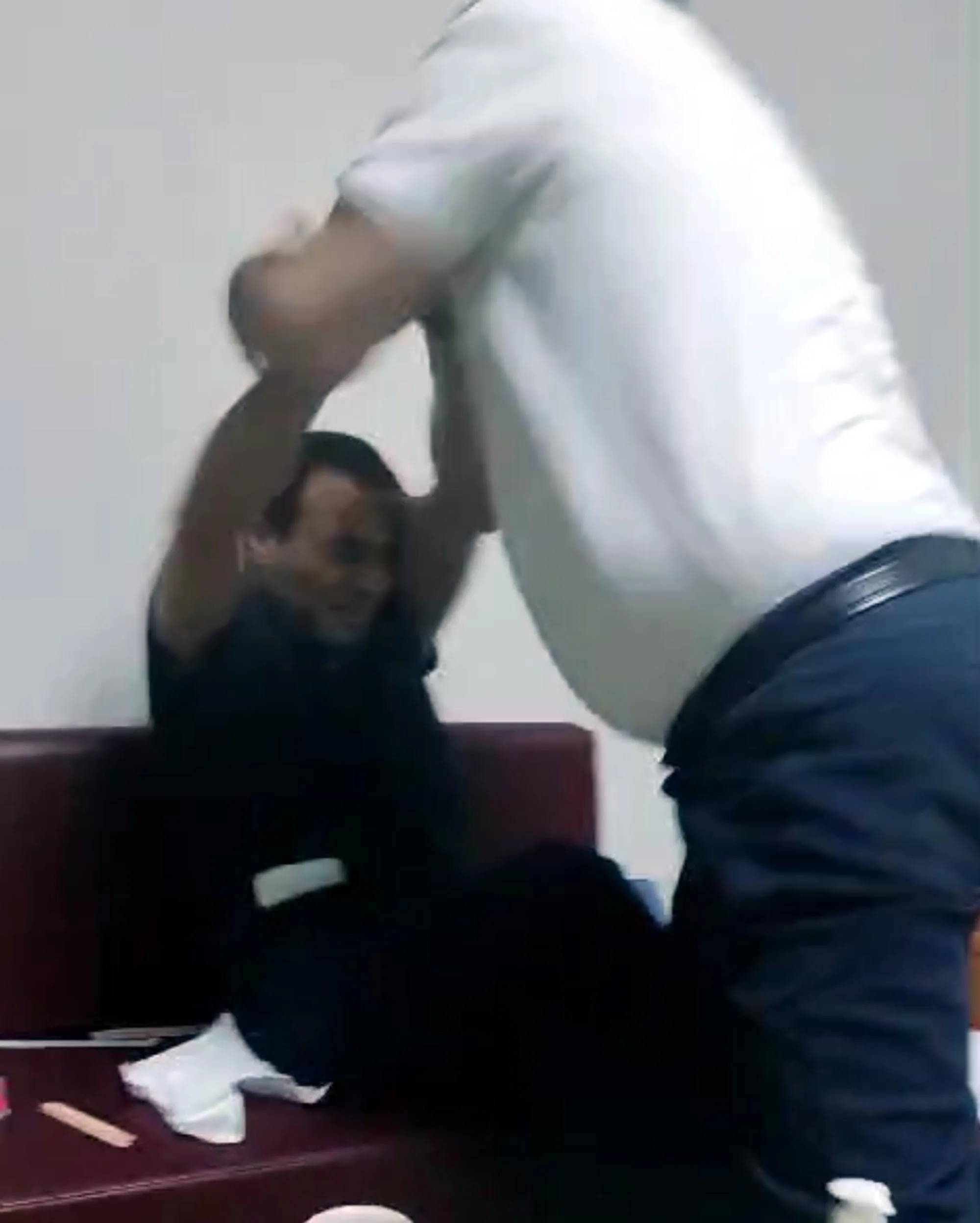 Hastanede Müdür Yardımcısı ve Tekniker Malzeme Alımı Nedeniyle Kavga Etti! Hastanede Müdür Yardımcısı ve Tekniker Malzeme Alımı Nedeniyle Kavga Etti!