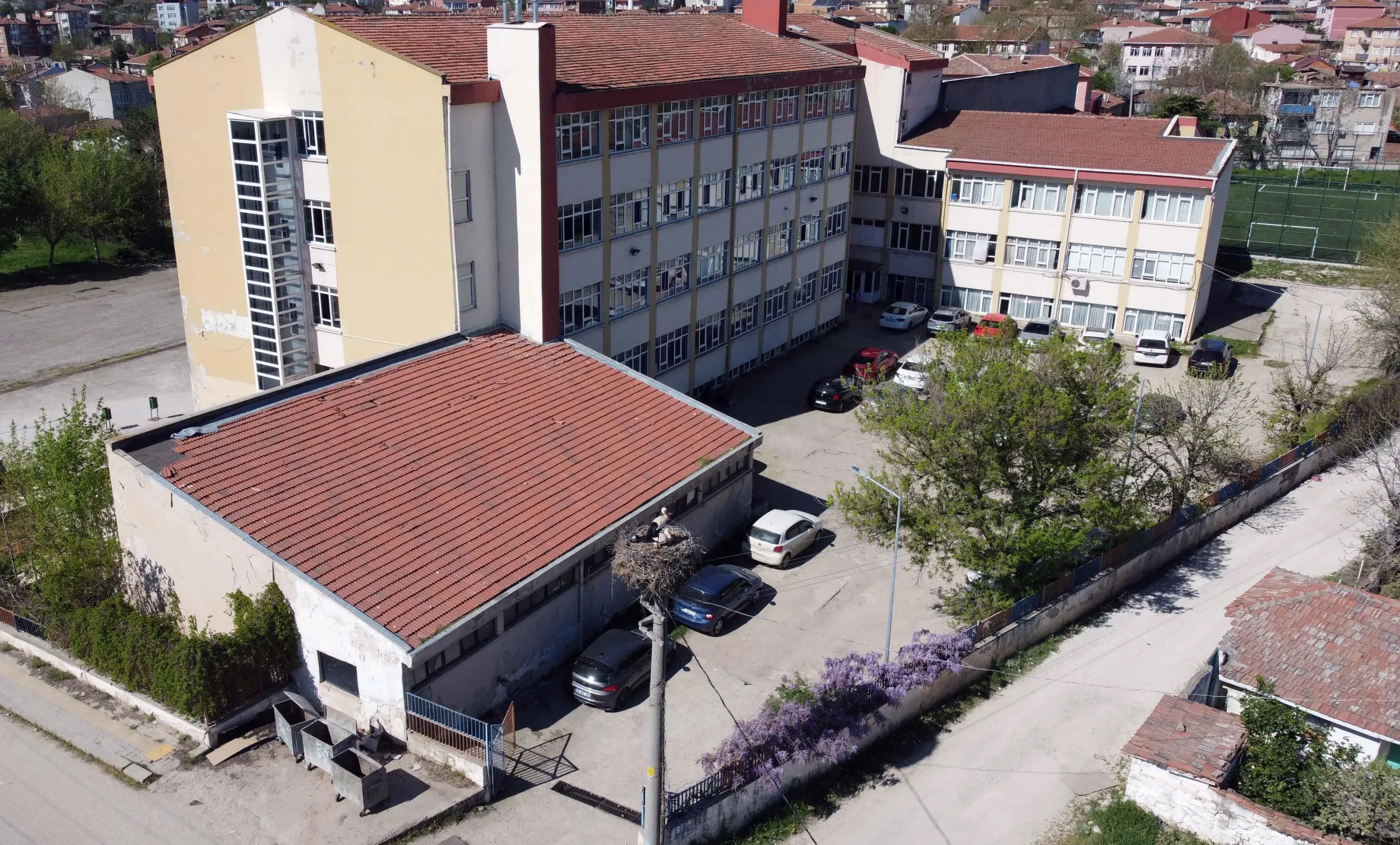 Her baharda gelen leylekler ‘İsmayıl’ ve ‘Fatme’ lisenin maskotu oldu Her baharda gelen leylekler ‘İsmayıl’ ve ‘Fatme’ lisenin maskotu oldu