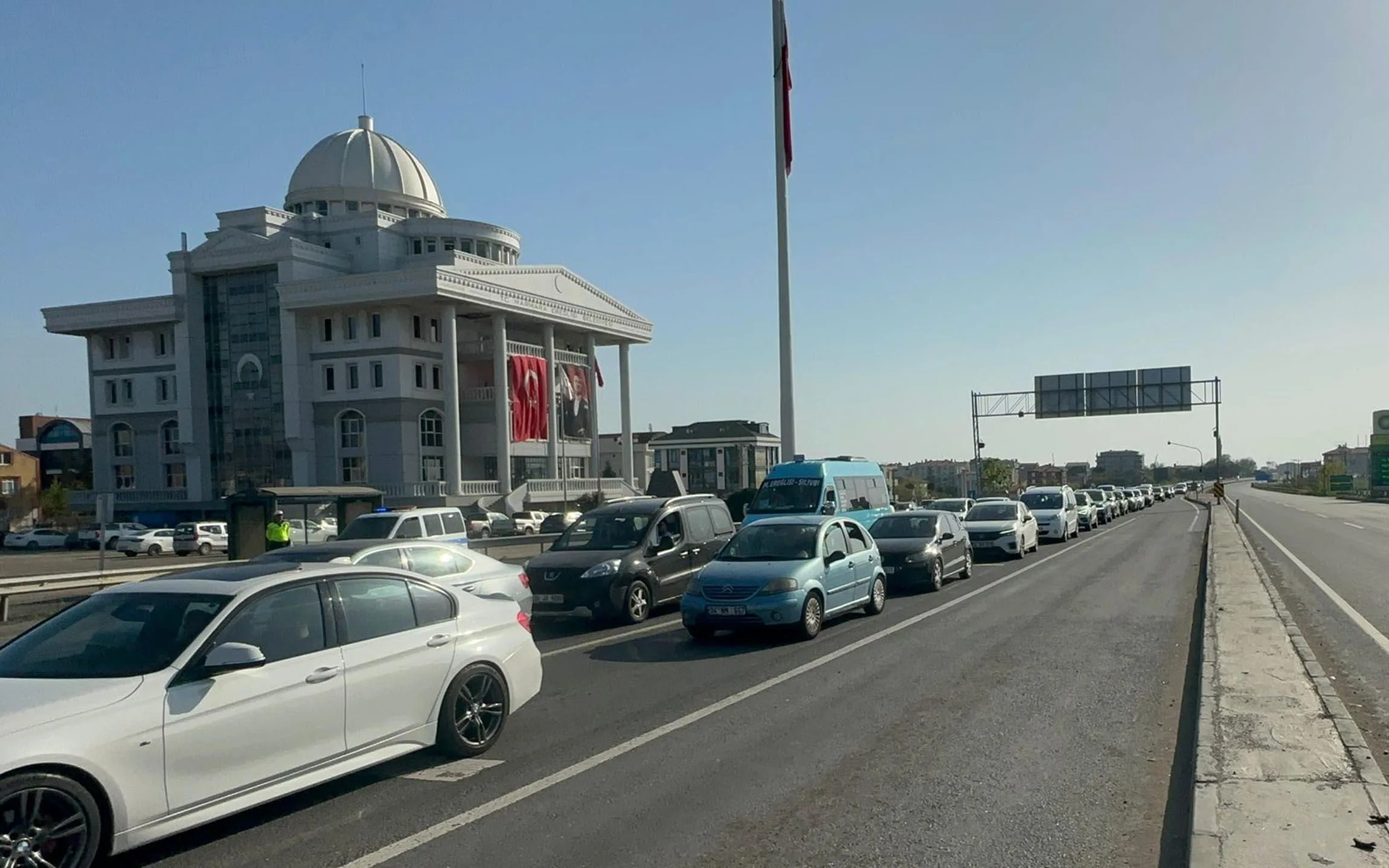 İstanbul- Tekirdağ kara yolunda çift yönlü araç yoğunluğu İstanbul- Tekirdağ kara yolunda çift yönlü araç yoğunluğu