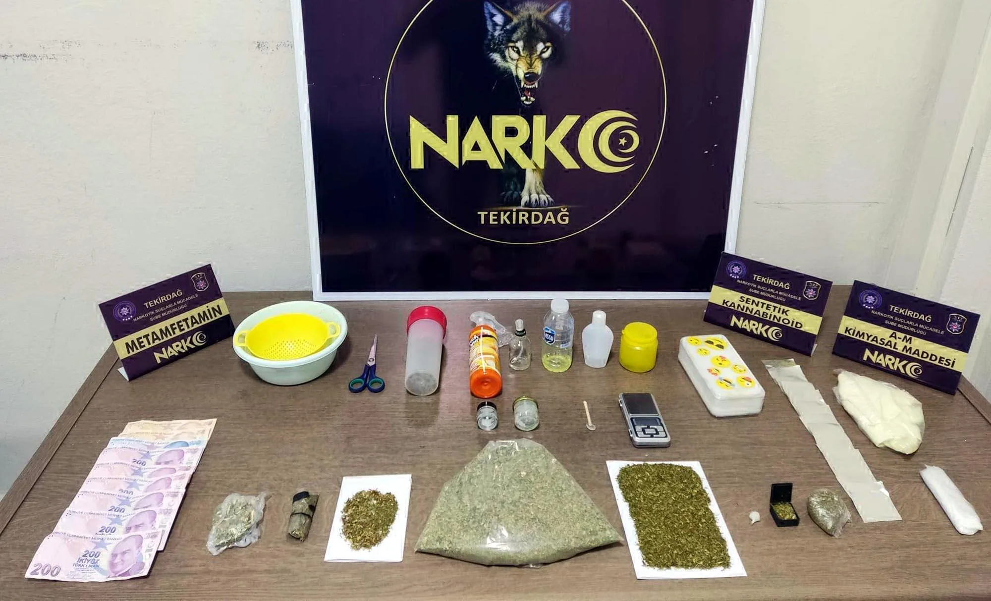 Kapaklı’da evde uyuşturucu ele geçirildi: 3 gözaltı Kapaklı’da evde uyuşturucu ele geçirildi: 3 gözaltı