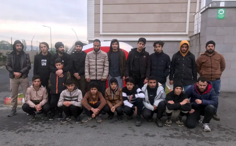 Kapanla Durdurulan Minibüsten 19 Kaçak Göçmen Çıktı