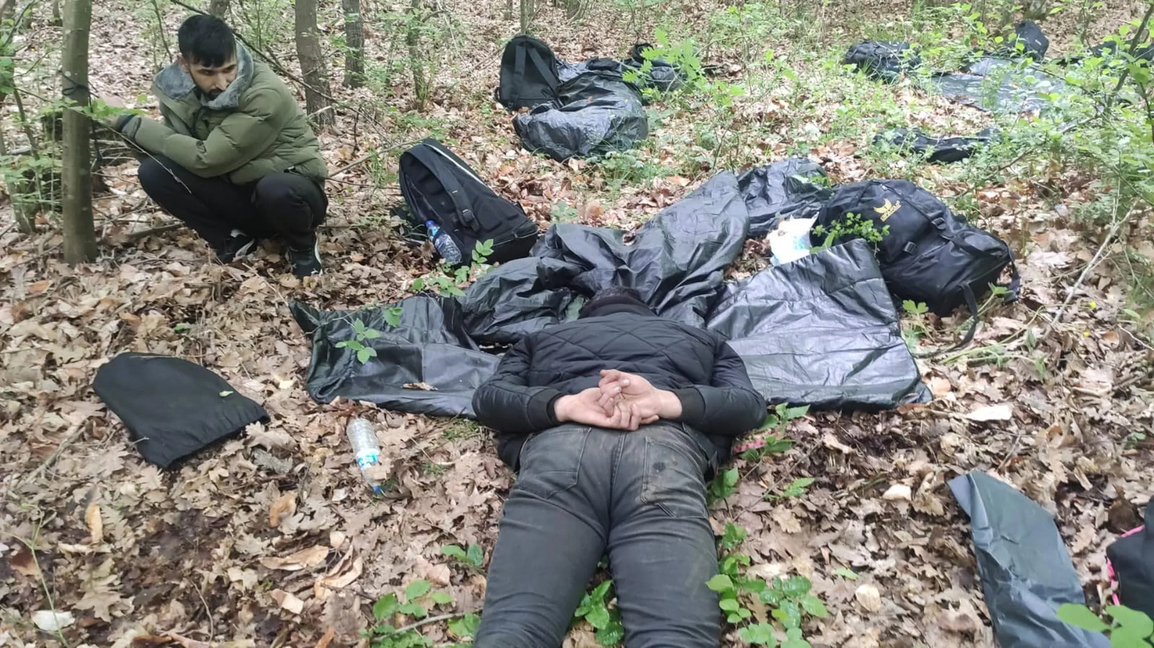 Kargo minibüsü ile göçmen kaçakçılığına suçüstü: 17 organizatör tutuklandı Kargo minibüsü ile göçmen kaçakçılığına suçüstü: 17 organizatör tutuklandı