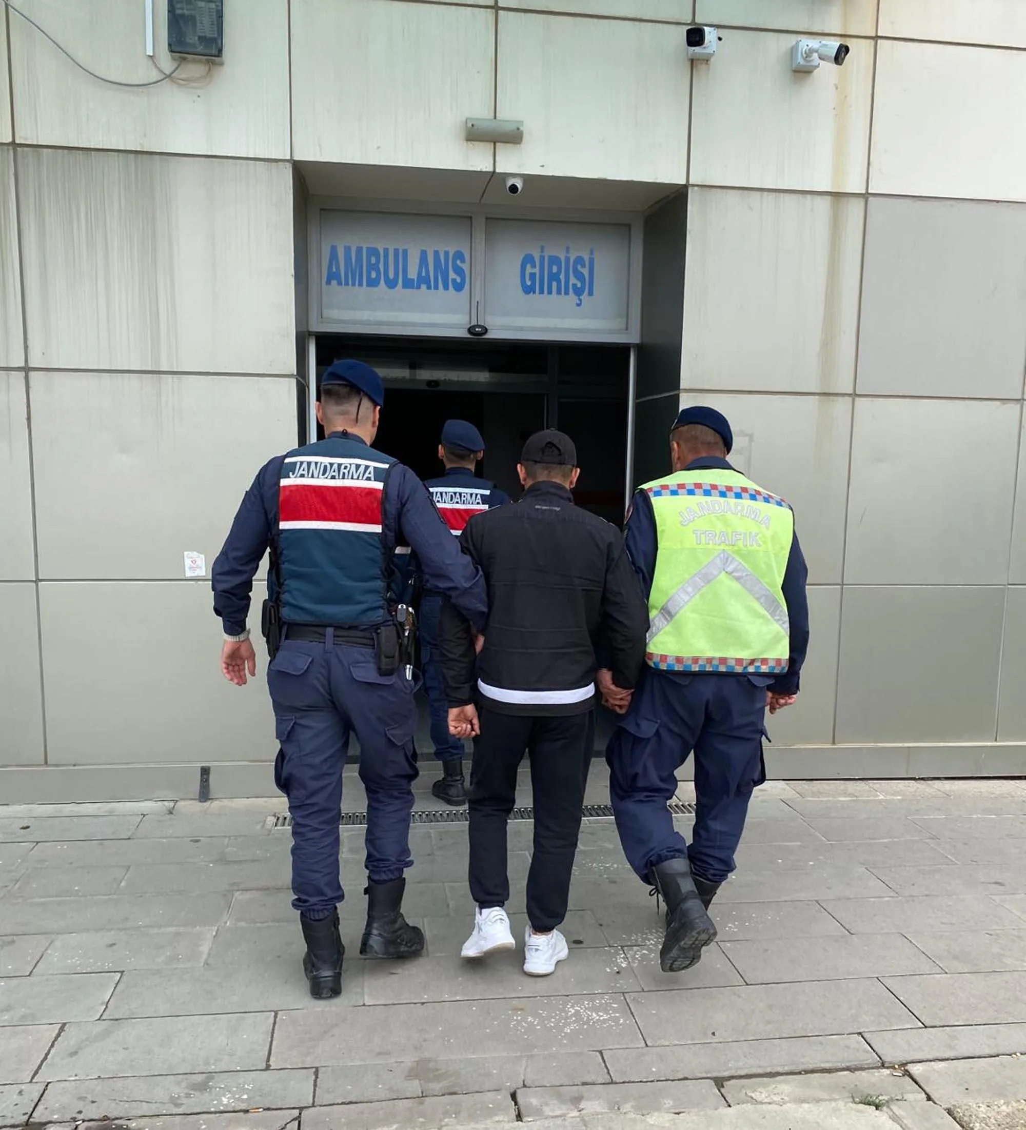 Malkara’da 21 yıl hapis cezası bulunan cezaevi firarisi yakalandı Malkara’da 21 yıl hapis cezası bulunan cezaevi firarisi yakalandı