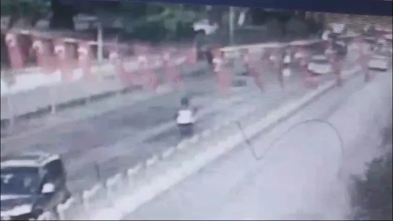Motosikletin yayaya çarptığı kaza kamerada: 2 yaralı