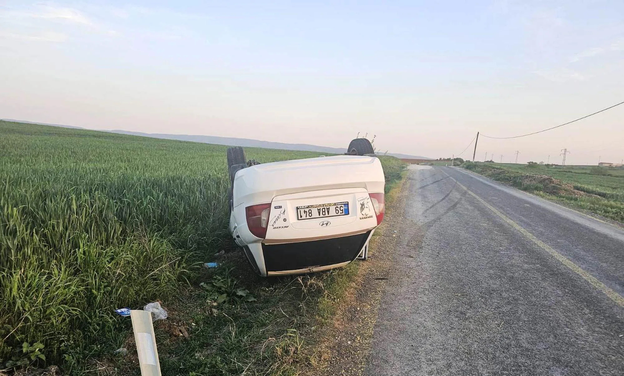 Takla atan otomobilde aynı aileden 2’si çocuk 4 kişi yaralandı Takla atan otomobilde aynı aileden 2’si çocuk 4 kişi yaralandı