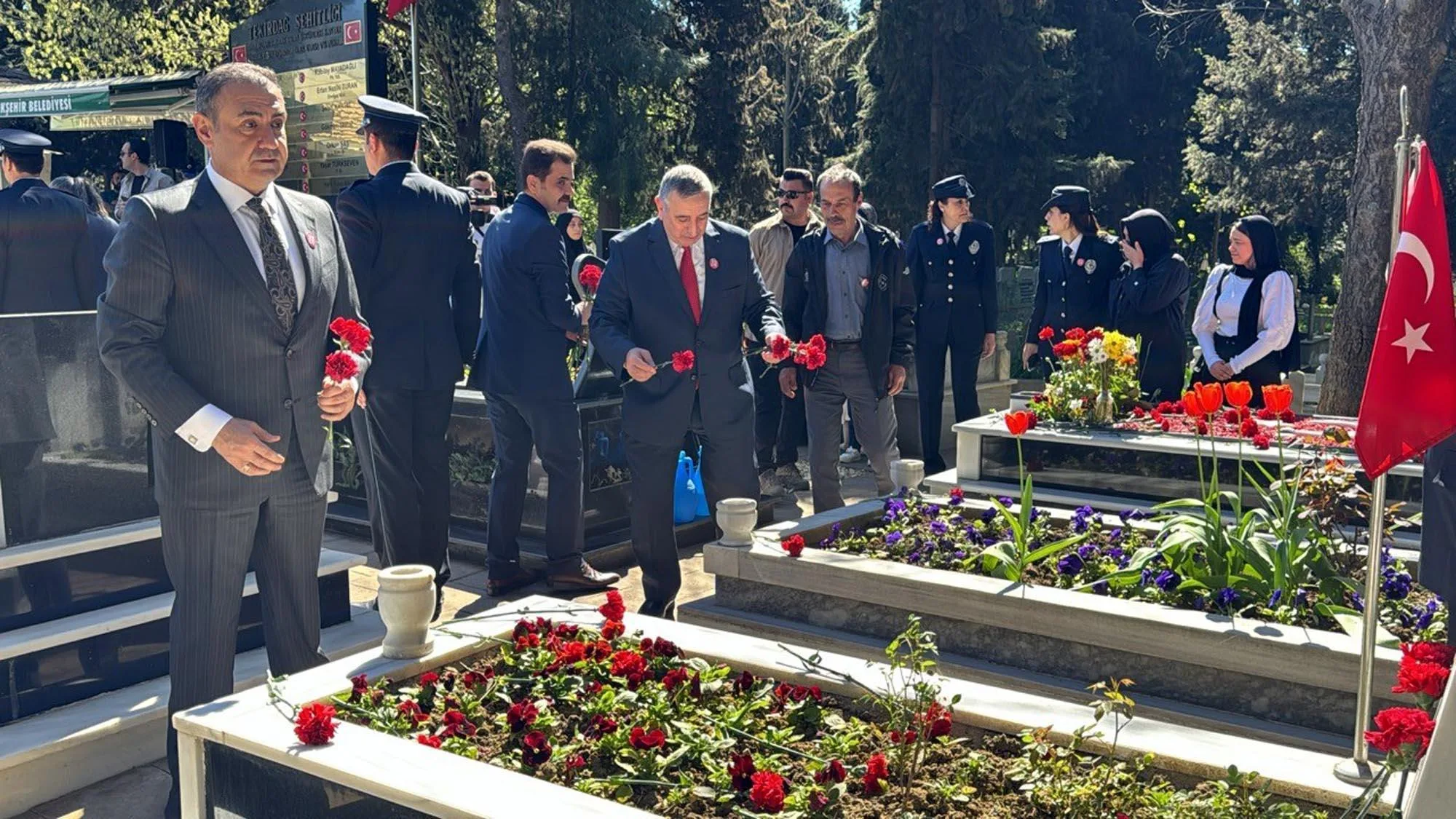 Tekirdağ’da emniyet personelinden şehitlik ziyareti Tekirdağ’da emniyet personelinden şehitlik ziyareti