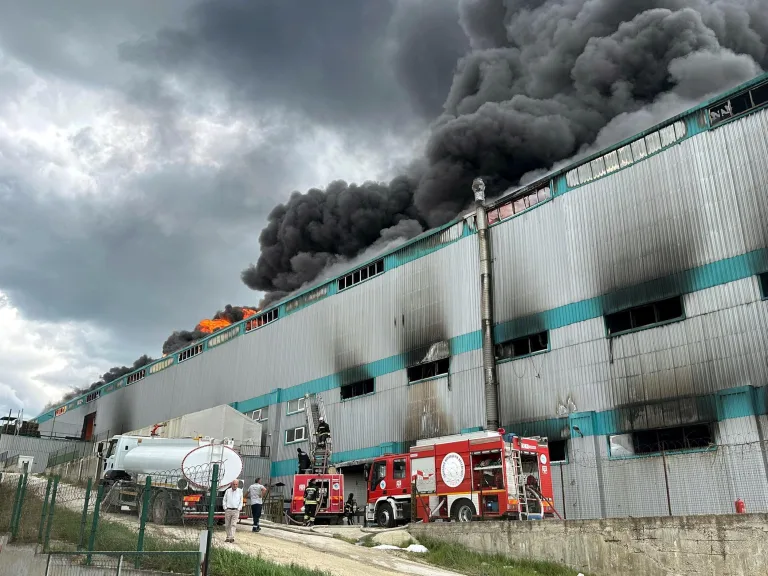 Tekirdağ’da fabrika yangını: 10 işçi dumandan etkilendi (2)