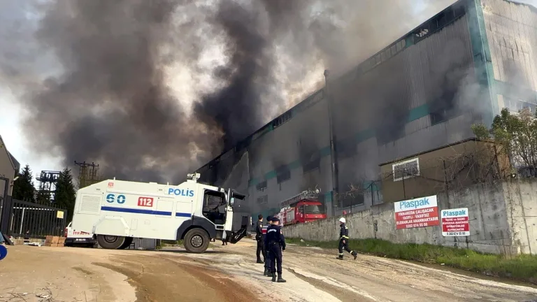 Tekirdağ’da fabrika yangını: 10 işçi dumandan etkilendi (3)